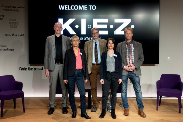 Representing the four startup services that launched K.I.E.Z.: Volker Hofmann (Humboldt-Innovation GmbH), Karin Kricheldorff (Centre for Entrepreneurship at TU Berlin, Marcus Luther (BIH Innovation), Dr. Tina Klüwer (Director AI, K.I.E.Z.), Steffen Terberl (Profound Innovation).
