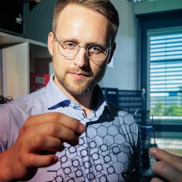 Dr. Alexander von Lühmann with a flexible headcap, which is used to precisely position Optodes.