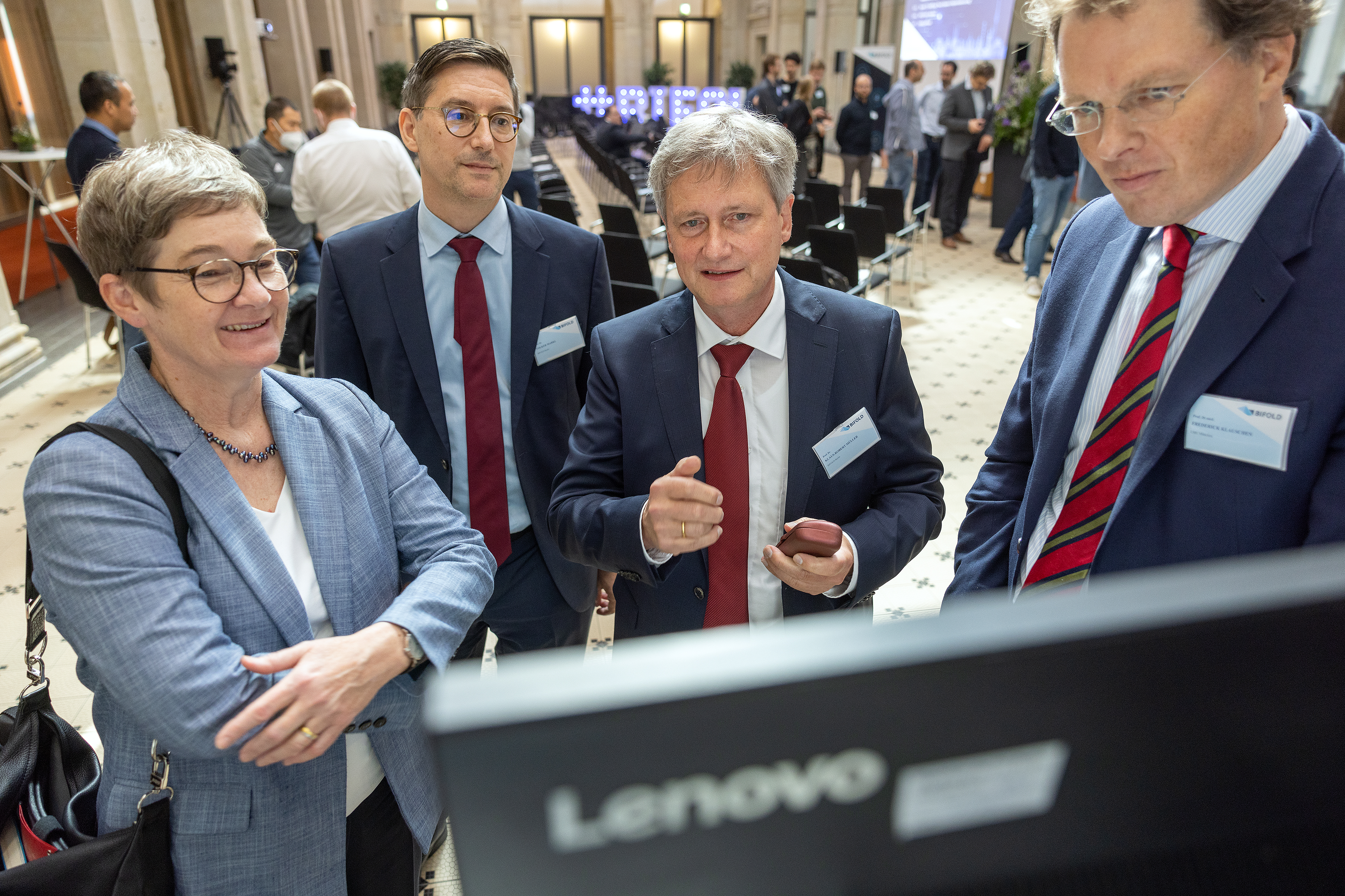 Senator for higher education and research Ulrike Gote watching the demo presented by Prof. Volker Markl, Prof. Klaus-Robert Müller and Prof. Frederik Klauschen. (left to right)