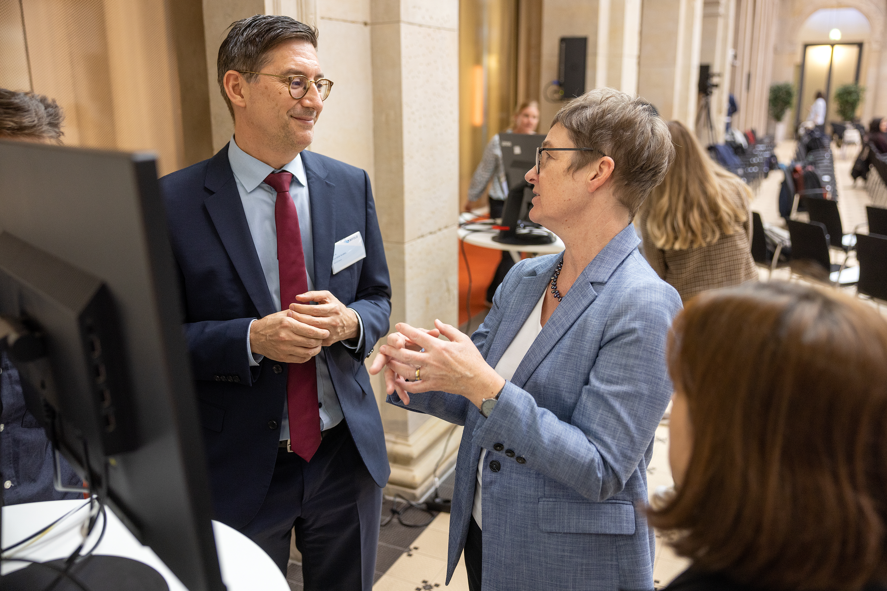 Berlin Senator for higher education and research Ulrike Gote in discussion with BIFOLD Co-Director Prof. Volker Markl.